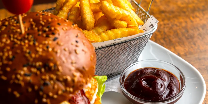 Poriadny hovädzí burger s hranolčekmi a omáčkou v Skupinovej terapii