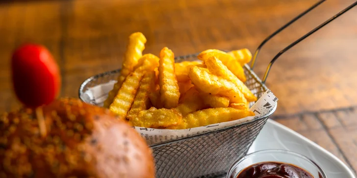 Poriadny hovädzí burger s hranolčekmi a omáčkou v Skupinovej terapii