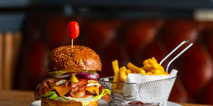 Poriadny hovädzí burger s hranolčekmi a omáčkou v Skupinovej terapii
