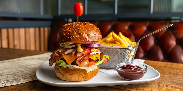 Poriadny hovädzí burger s hranolčekmi a omáčkou v Skupinovej terapii