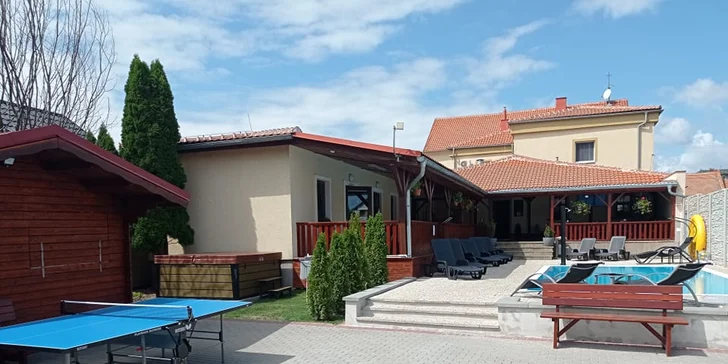 Pobyt v penzióne pri Pálave: polpenzia, ochutnávka vína a vírivka pre páry alebo partie priateľov