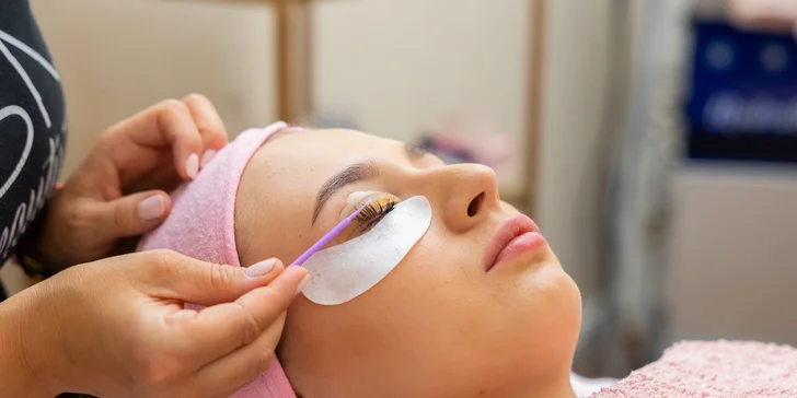 Lash Lift s keratínom a farbenie mihalníc alebo laminácia obočia s podfarbením