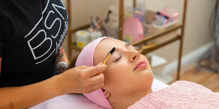 Lash Lift s keratínom a farbenie mihalníc alebo laminácia obočia s podfarbením