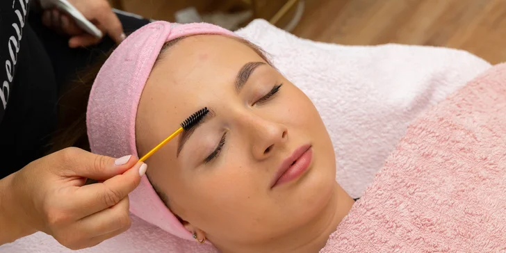 Lash Lift s keratínom a farbenie mihalníc alebo laminácia obočia s podfarbením