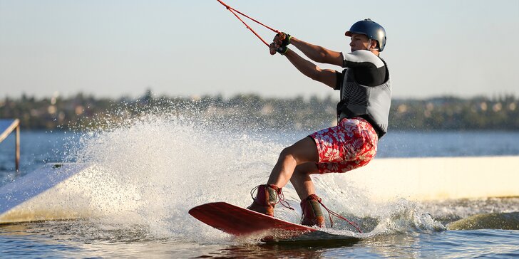 Užite si adrenalín pri jazde na wakeboarde na Oravskej priehrade