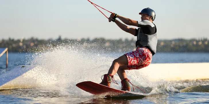 Dopraj si letnú dávku adrenalínu s wakeboardom na Oravskej priehrade