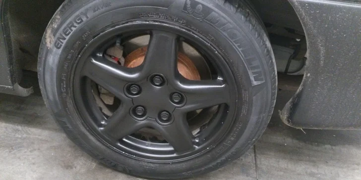 Striekanie áut alebo kolies ochranným nástrekom -   Plasti Dip® a RACER DIP®