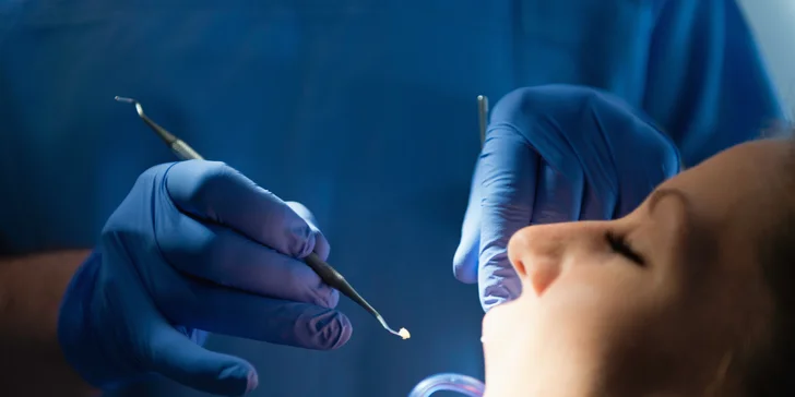 Zbehnite si po krásny úsmev: dentálna hygiena s pieskovaním v Scarlett Clinic