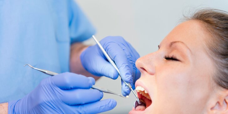 Zbehnite si po krásny úsmev: dentálna hygiena s pieskovaním v Scarlett Clinic