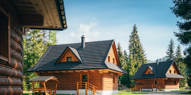 Nový Rezort Pri Jazere na úpätí Vysokých a Západných Tatier: relax s rodinou alebo partiou v luxusných chatkách