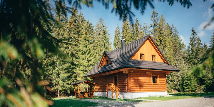 Nový Rezort Pri Jazere na úpätí Vysokých a Západných Tatier: relax s rodinou alebo partiou v luxusných chatkách