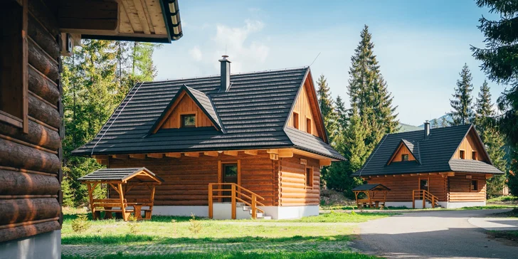 Nový Rezort Pri Jazere na úpätí Vysokých a Západných Tatier: relax s rodinou alebo partiou v luxusných chatkách