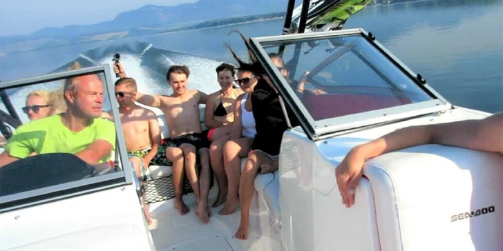 Adrenalínová jazda na motorovom člne s kapitánom na Liptovskej Mare