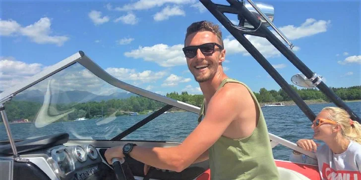 Adrenalínová jazda na motorovom člne s kapitánom na Liptovskej Mare