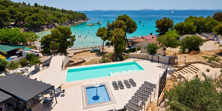 Dovolenka v strednej Dalmácii: pobyt v rezorte 50 m od pláže Slanica, bazén aj raňajky