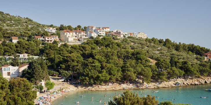 Dovolenka v strednej Dalmácii: pobyt v rezorte 50 m od pláže Slanica, bazén aj raňajky