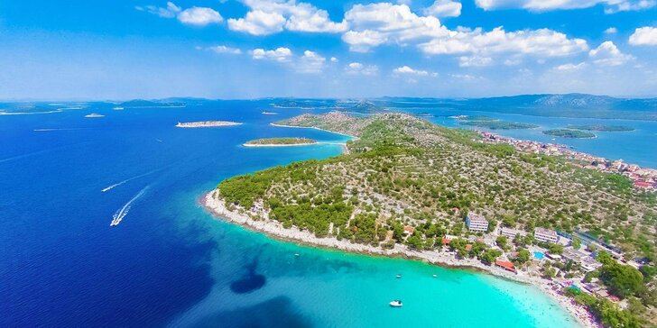 Dovolenka v strednej Dalmácii: pobyt v rezorte iba 50 m od pláže Slanica, izba s klimatizáciou, bazén aj polpenzia