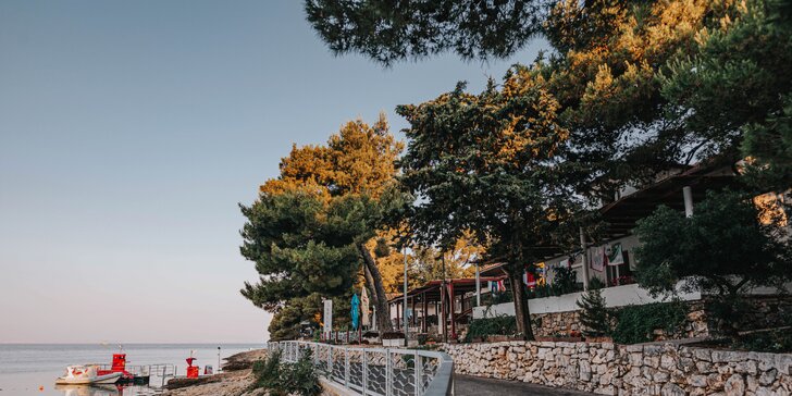 Dovolenka v strednej Dalmácii: pobyt v rezorte iba 50 m od pláže Slanica, izba s klimatizáciou, bazén aj polpenzia