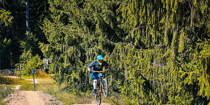 4 alebo 6 hodín vzrušujúcej jazdy na 7 vytunených cyklistických tratiach v BIKE PARKU JASENSKÁ s využitím sedačkovej lanovky