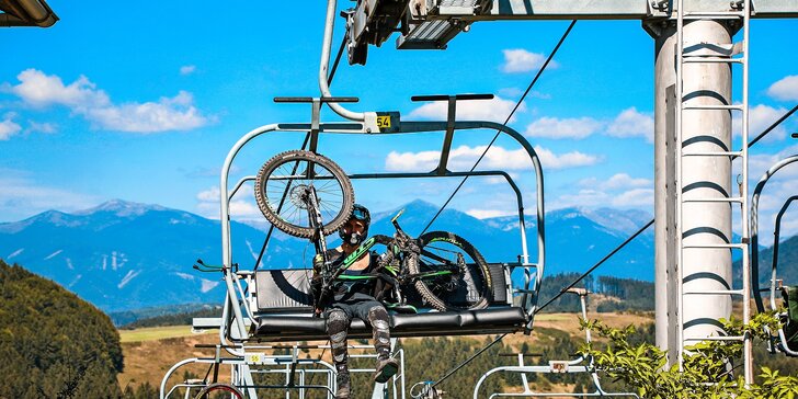 4 alebo 6 hodín vzrušujúcej jazdy na 7 vytunených cyklistických tratiach v BIKE PARKU JASENSKÁ s využitím sedačkovej lanovky