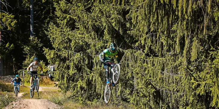 4 alebo 6 hodín vzrušujúcej jazdy na 7 vytunených cyklistických tratiach v BIKE PARKU JASENSKÁ s využitím sedačkovej lanovky