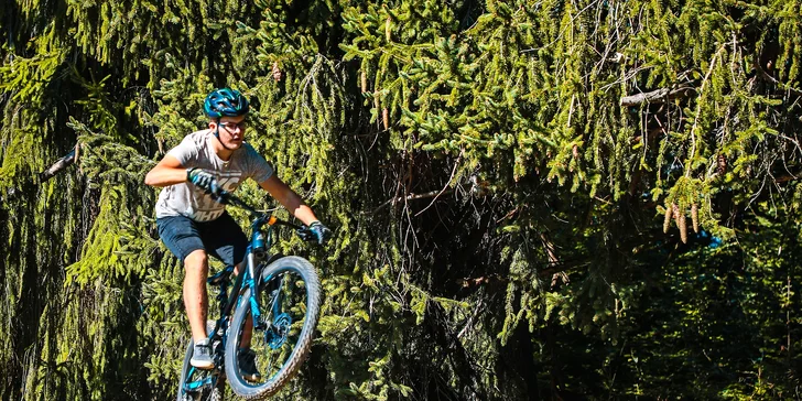 4 alebo 6 hodín vzrušujúcej jazdy na 7 vytunených cyklistických tratiach v BIKE PARKU JASENSKÁ s využitím sedačkovej lanovky