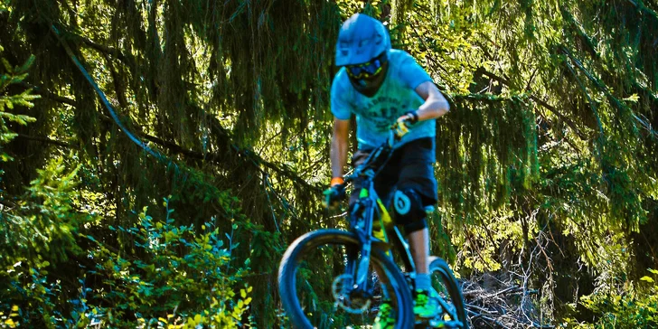 4 alebo 6 hodín vzrušujúcej jazdy na 7 vytunených cyklistických tratiach v BIKE PARKU JASENSKÁ s využitím sedačkovej lanovky