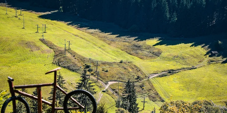 4 alebo 6 hodín vzrušujúcej jazdy na 7 vytunených cyklistických tratiach v BIKE PARKU JASENSKÁ s využitím sedačkovej lanovky