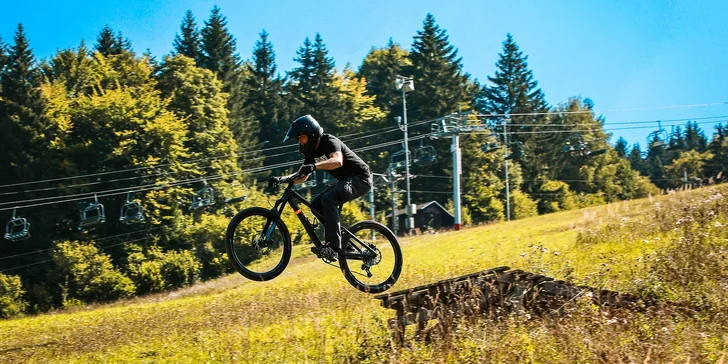 4 alebo 6 hodín vzrušujúcej jazdy na 7 vytunených cyklistických tratiach v BIKE PARKU JASENSKÁ s využitím sedačkovej lanovky
