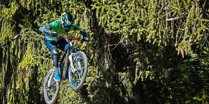 4 alebo 6 hodín vzrušujúcej jazdy na 7 vytunených cyklistických tratiach v BIKE PARKU JASENSKÁ s využitím sedačkovej lanovky