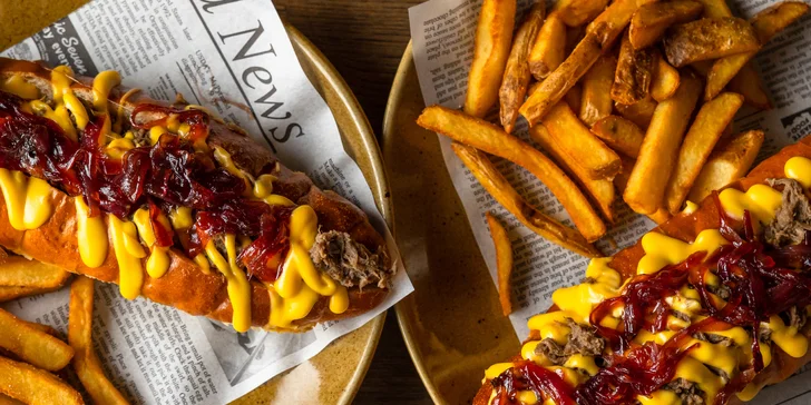 Hovädzí Chuck roll sandwich s hranolčekmi a litrovým pivom