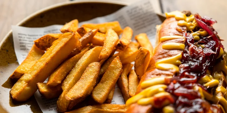 Hovädzí Chuck roll sandwich s hranolčekmi a litrovým pivom