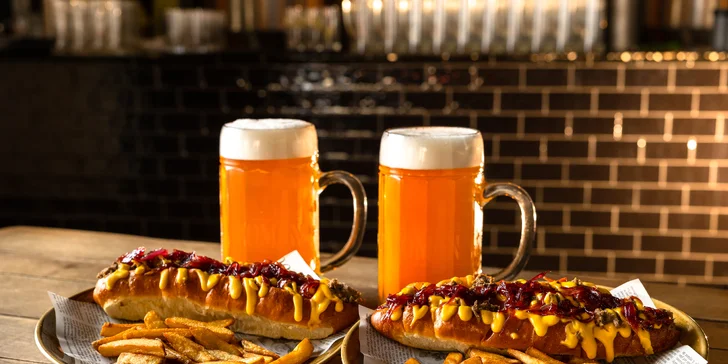 Hovädzí Chuck roll sandwich s hranolčekmi a litrovým pivom