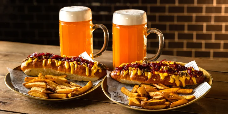 Hovädzí Chuck roll sandwich s hranolčekmi a litrovým pivom