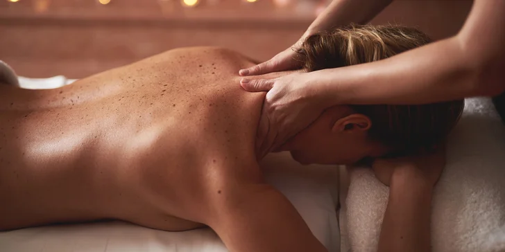Klasická masáž chrbta a šije alebo reflexná masáž chodidiel