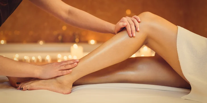 Klasická masáž chrbta a šije alebo reflexná masáž chodidiel
