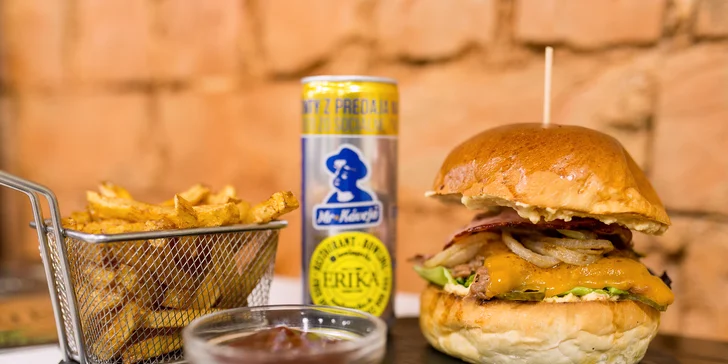 Burger s hranolčekmi, omáčkou a energeťákom v Bowling Erika
