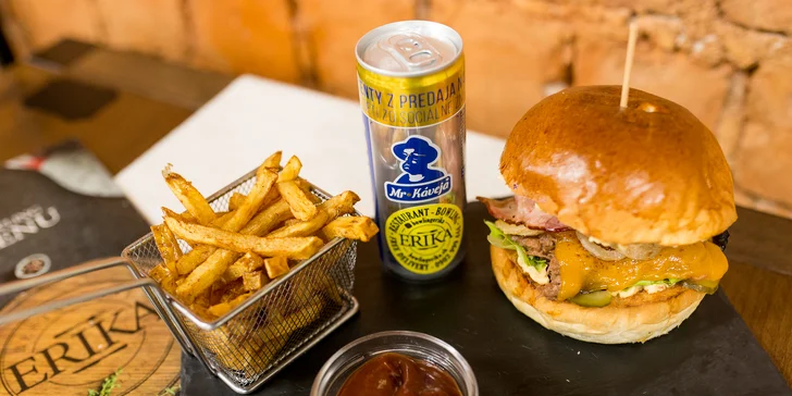 Burger s hranolčekmi, omáčkou a energeťákom v Bowling Erika