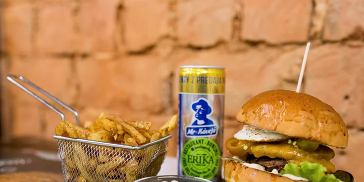 Burger s hranolčekmi, omáčkou a energeťákom v Bowling Erika