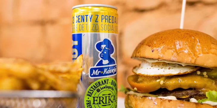Burger s hranolčekmi, omáčkou a energeťákom v Bowling Erika