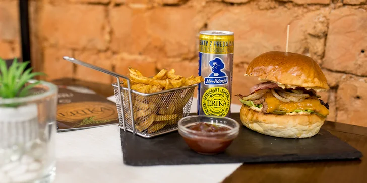 Burger s hranolčekmi, omáčkou a energeťákom v Bowling Erika