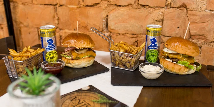 Burger s hranolčekmi, omáčkou a energeťákom v Bowling Erika
