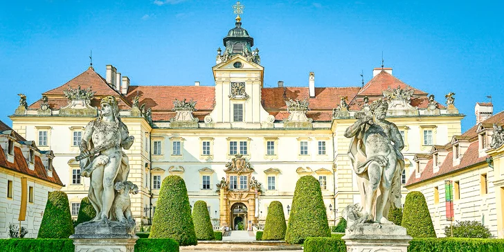 Pobyt s raňajkami a degustáciou vína pri valtickom zámockom parku