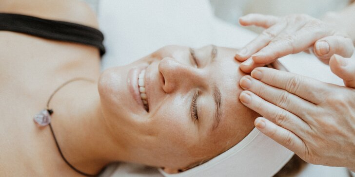 Masáž hlavy, očného okolia alebo relaxačné ošetrenie tváre