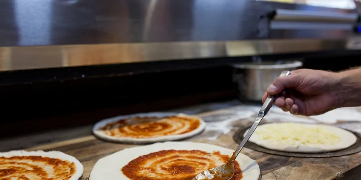 Chutná pizza podľa vlastného výberu s pivom alebo Kofolou