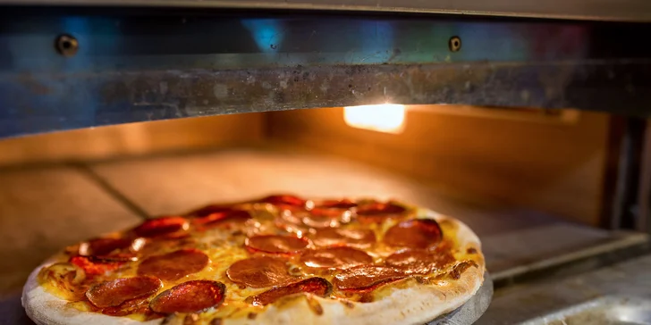 Chutná pizza podľa vlastného výberu s pivom alebo Kofolou