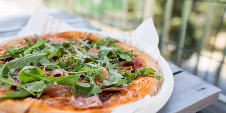 Chutná pizza podľa vlastného výberu s pivom alebo Kofolou