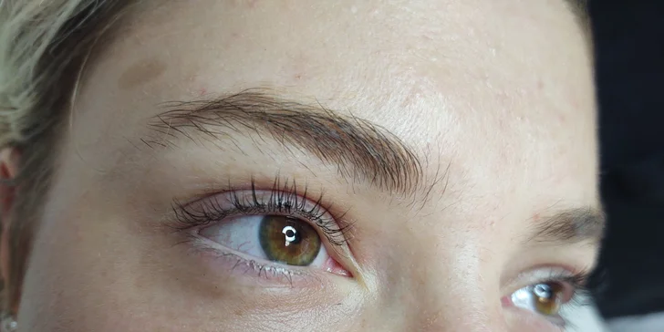 Lash lifting, farbenie mihalníc aj laminácia obočia