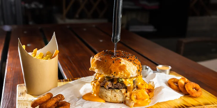 Burger s hranolčekmi a cibuľovými krúžkami na Obchodnej