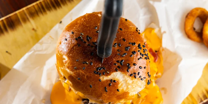 Burger s hranolčekmi a cibuľovými krúžkami na Obchodnej